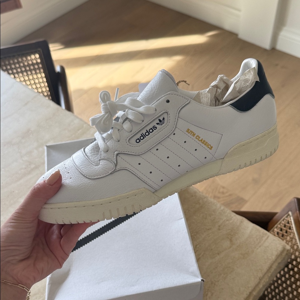 Men’s NWT Kith White and Navy Sneakers